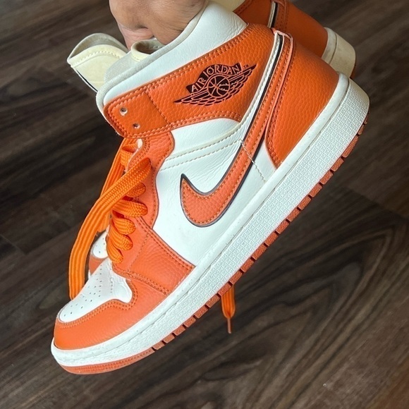 Air Jordan 1 Mid SE. - Picture 9 of 13